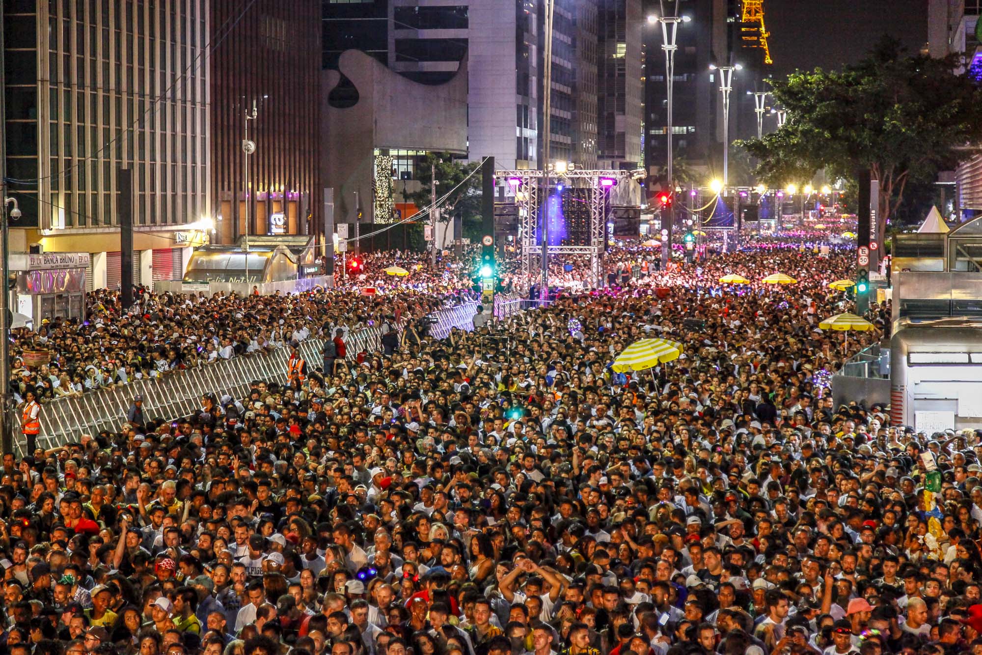 Foto do público na Avenida Paulista lotada